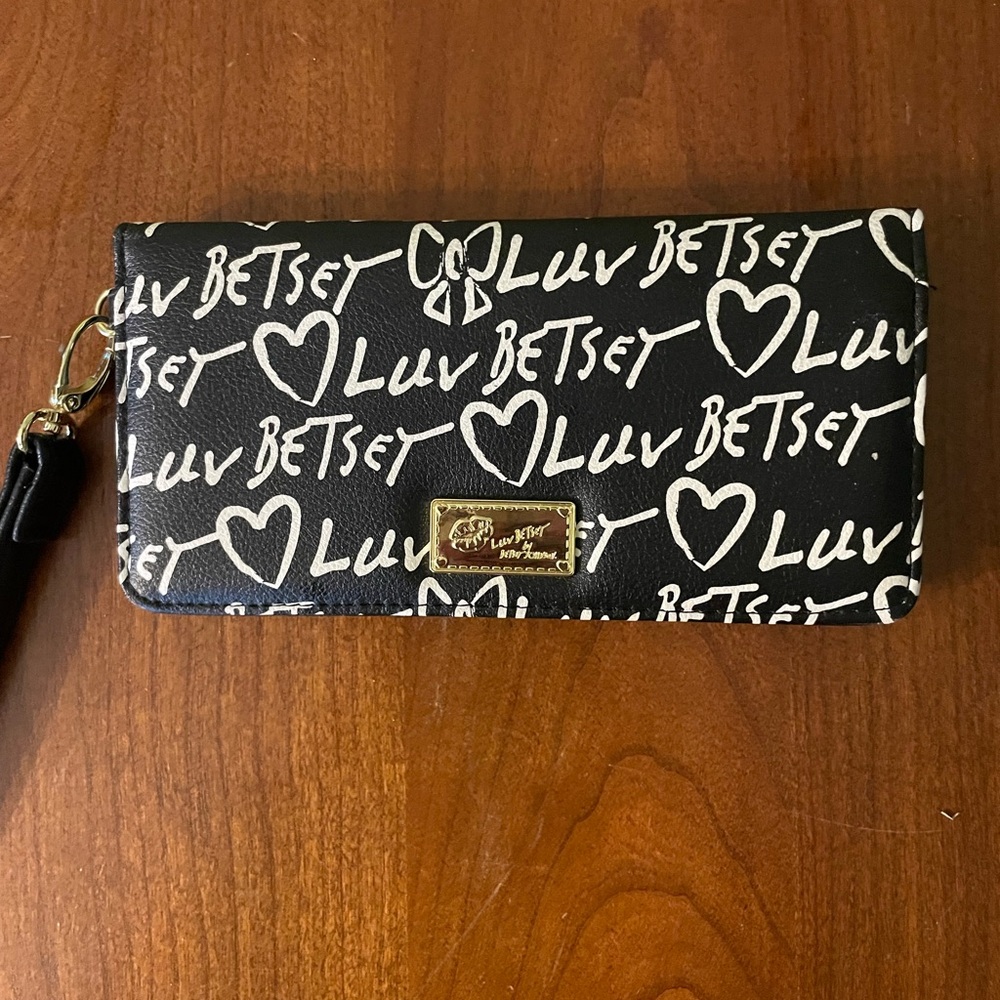 Betsey Johnson Black and White Heart Wallet - Picture 2 of 5